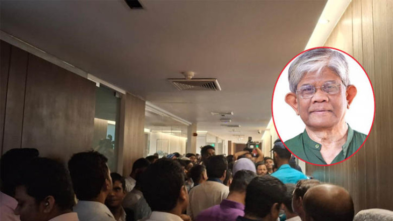 পুলিশের নিরাপত্তায় ছয় ঘণ্টা অবরুদ্ধ থাকার পর সচিবালয় ছাড়লেন অর্থ উপদেষ্টা