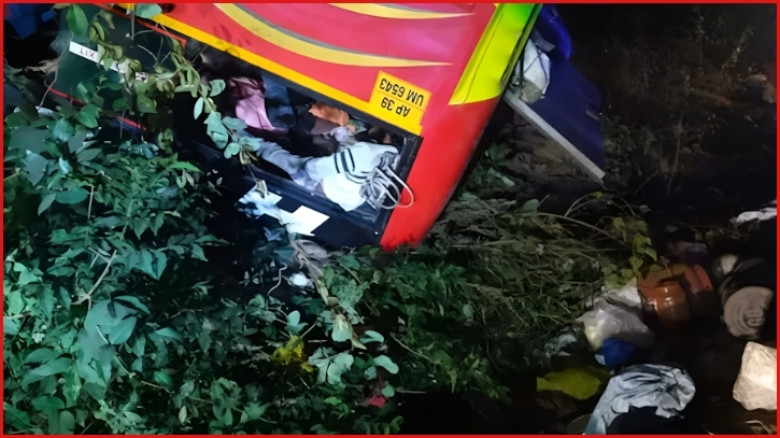 ভারতের অন্ধ্রপ্রদেশে বাস খাদে পড়ে ৯ নিহত