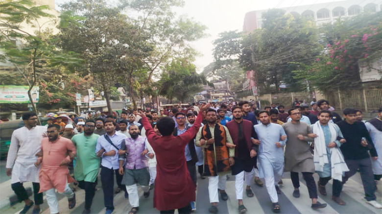 ওসমান হাদির ওপর হামলার প্রতিবাদে জবি শিক্ষার্থীদের বিক্ষোভ