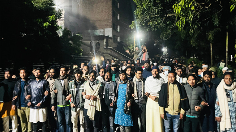 ওসমান হাদিকে হত্যাচেষ্টার প্রতিবাদে ইবি শিক্ষার্থীদের বিক্ষোভ