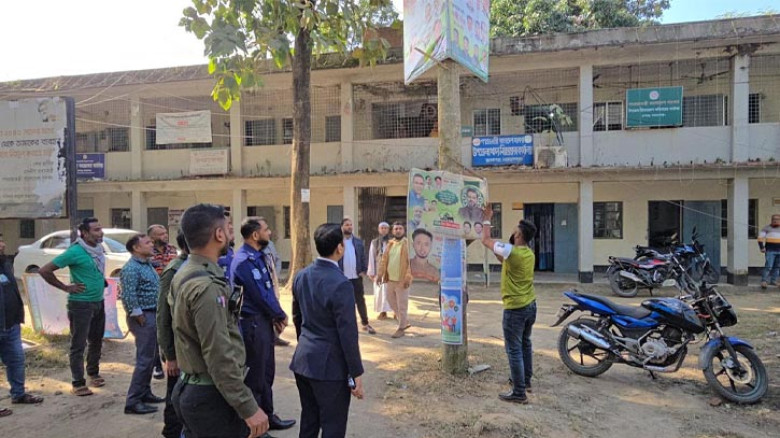 রূপগঞ্জে নির্বাচনী তফসিল পরবর্তী ব্যানার–ফেস্টুন উচ্ছেদে প্রশাসনের অভিযান