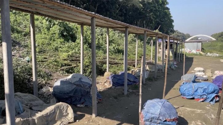 জামালপুরে বাজার বন্ধ করে জেলা প্রশাসকের কার্যালয়ের সামনে ব্যবসায়ীদের বিক্ষোভ