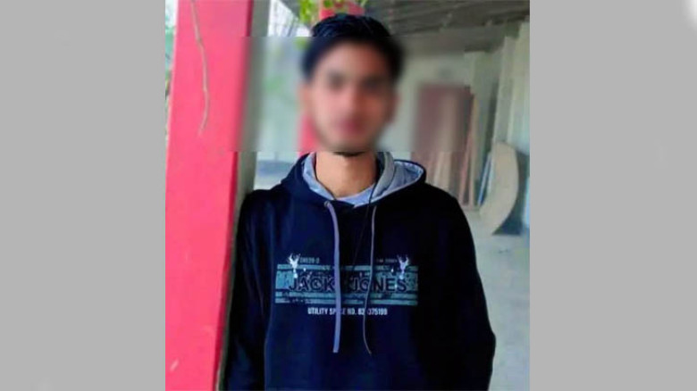 মেডিকেল পরীক্ষায় ব্যর্থ হয়ে বিদ্যুতের হাই ভোল্টেজ খুঁটিতে তরুণ, অতঃপর...