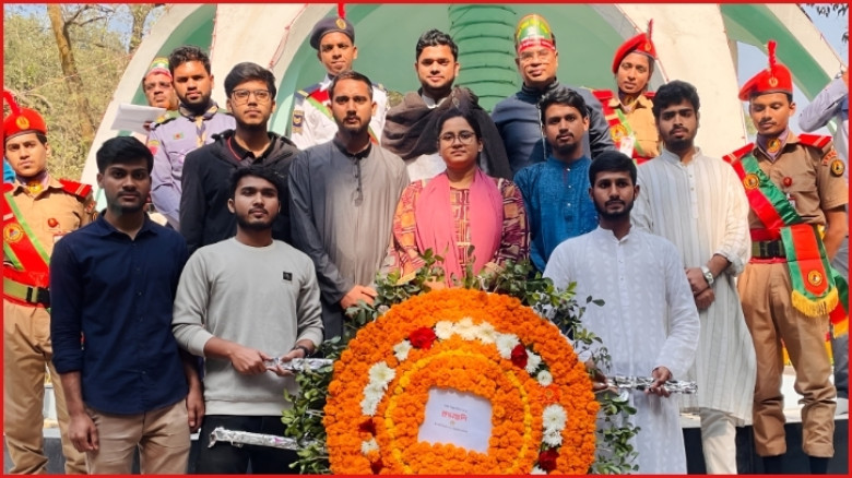 বিজয় দিবসে ইবি রিপোর্টার্স ইউনিটির পুষ্পস্তবক অর্পণ
