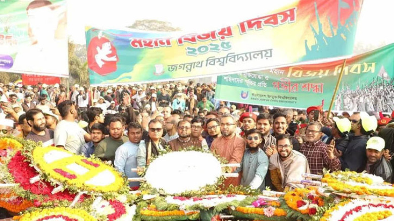 বিজয় দিবসে জাতীয় স্মৃতিসৌধে জবি উপাচার্যের শ্রদ্ধা নিবেদন