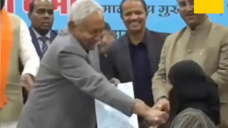 নারীর মুখের নেকাব টান দিয়ে সরিয়ে তোপের মুখে বিহারের মুখ্যমন্ত্রী নীতীশ কুমার