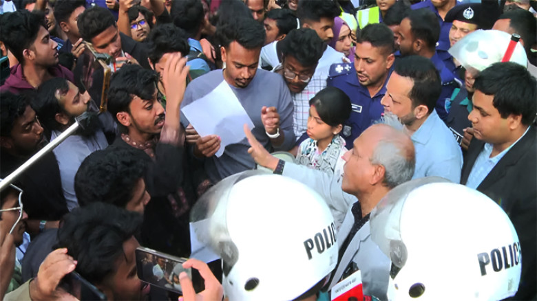 নারায়ণগঞ্জে স্বরাষ্ট্র উপদেষ্টার গাড়ি অবরোধ করলো ছাত্ররা