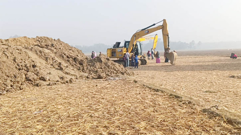 ফসলি জমিতে পুকুর খননে বাধা দেওয়ায় কৃষককে এক্সকাভেটরের নিচে ফেলে হত্যা