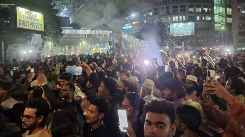 শরীফ ওসমান হাদির মৃত্যুতে টিএসসিতে ঢাবি শিক্ষার্থীদের শোক মিছিল, কান্না ও প্রতিবাদ