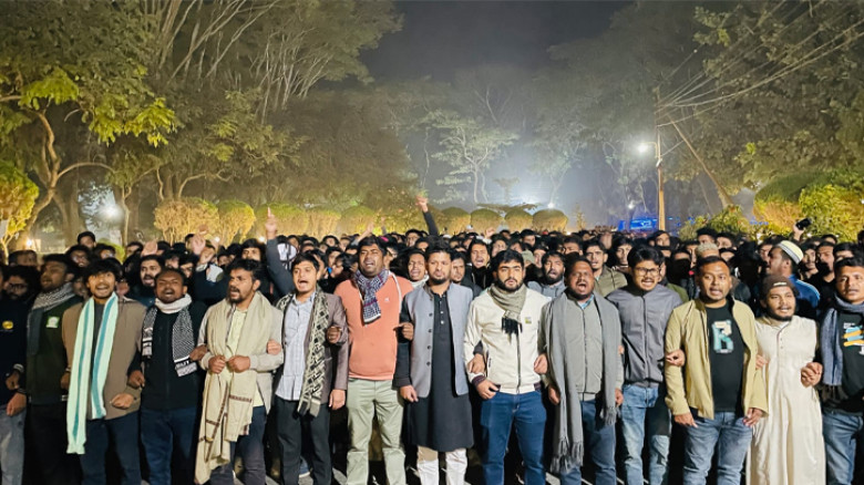 ওসমান হাদির মৃত্যুতে মধ্যরাতে উত্তাল ইবি, তাৎক্ষণিক বিক্ষোভ ও প্রতিবাদ