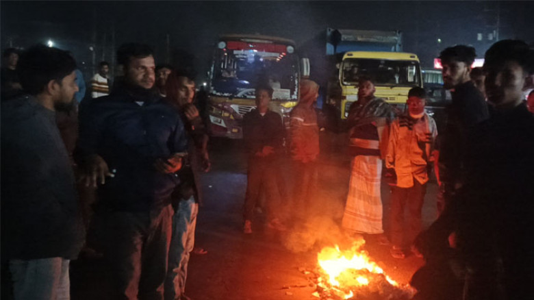 হাদির মৃত্যুর প্রতিবাদে গাজীপুরে উত্তাল বিক্ষোভ, ঢাকা–ময়মনসিংহ মহাসড়ক অবরোধ