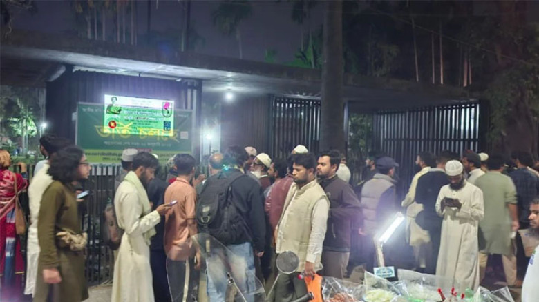 হাদির কবর দেখতে মানুষের ভিড়, রাতভর প্রহরায় থাকবে পুলিশ