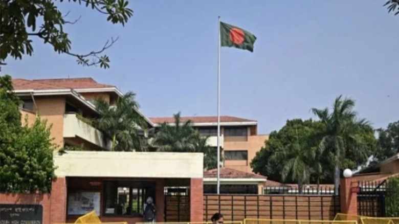 দিল্লিতে বাংলাদেশ হাইকমিশনের সামনে বিক্ষোভ, হুমকি