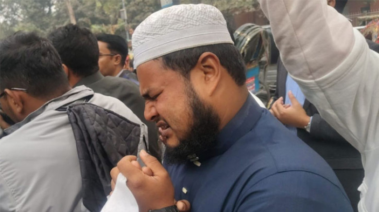 ওসমান হাদির কবরে আজও মানুষের ঢল, চোখের জলে করছেন দোয়া