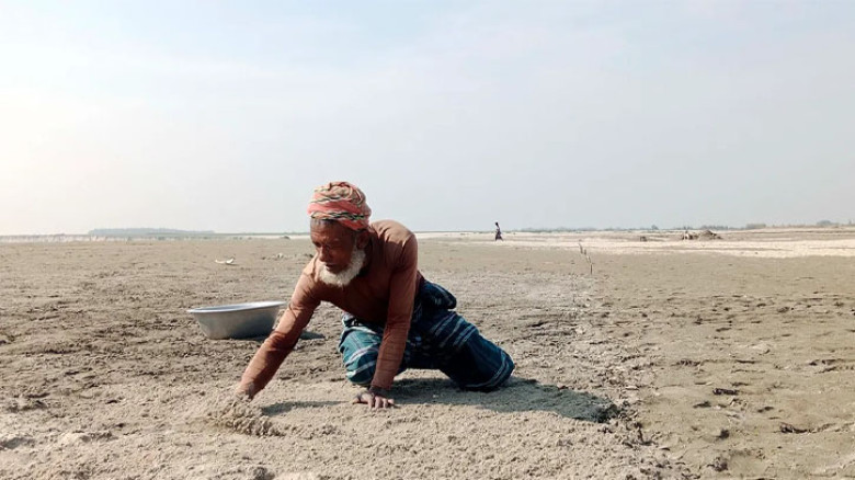 জেগে ওঠা বিস্তীর্ণ বালুচরে স্বপ্ন বুননে ব্যস্ত কৃষকেরা