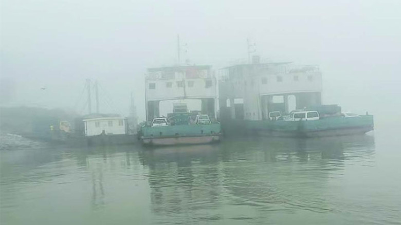 ঘন কুয়াশায় দৌলতদিয়া–পাটুরিয়া নৌ রুটে ফেরি চলাচল বন্ধ, দুর্ভোগে যাত্রীরা