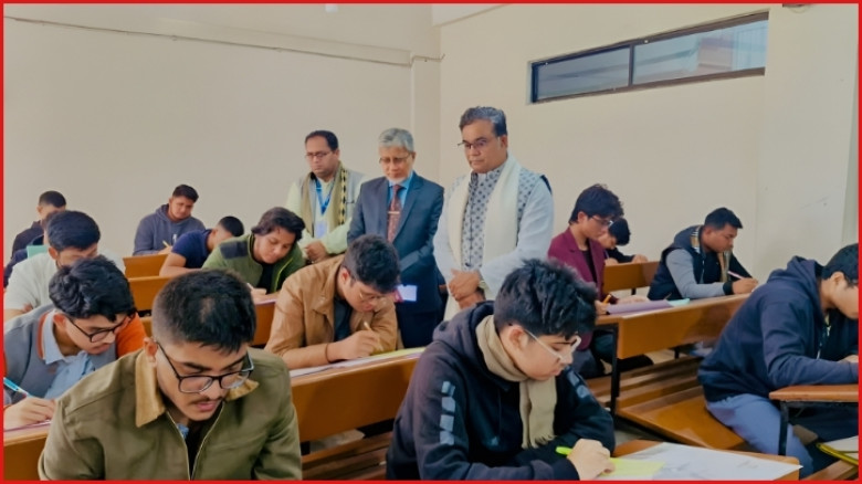 জাবিতে তৃতীয় দিনের ভর্তি পরীক্ষা চলছে, অংশ নিয়েছে ‘সি–১’ ও ‘ডি’ ইউনিটের ভর্তিচ্ছুরা