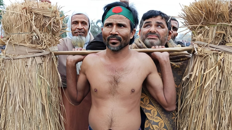 নেতার অপেক্ষায় ৫০ কেজি ধান কাঁধে খালি গায়ে শেরপুরের অটোচালক