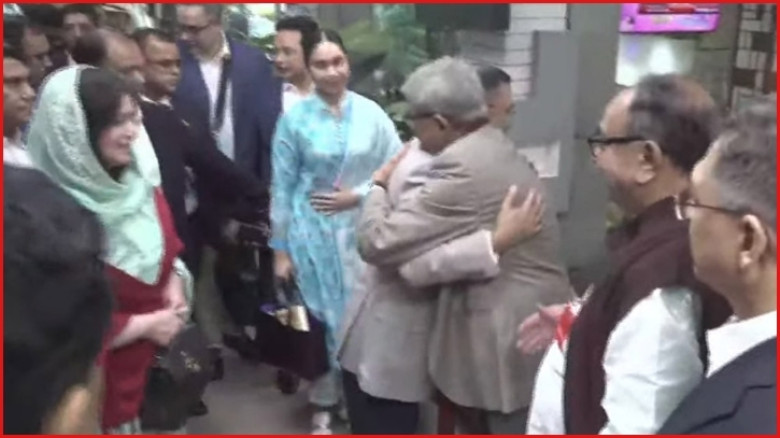 বিমান বন্দরে নেমেই মির্জা ফখরুলের সঙ্গে কোলাকুলি