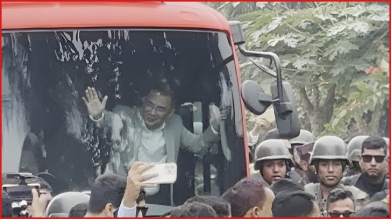 বিমানবন্দর থেকে এভারকেয়ার হাসপাতালের পথে তারেক রহমান