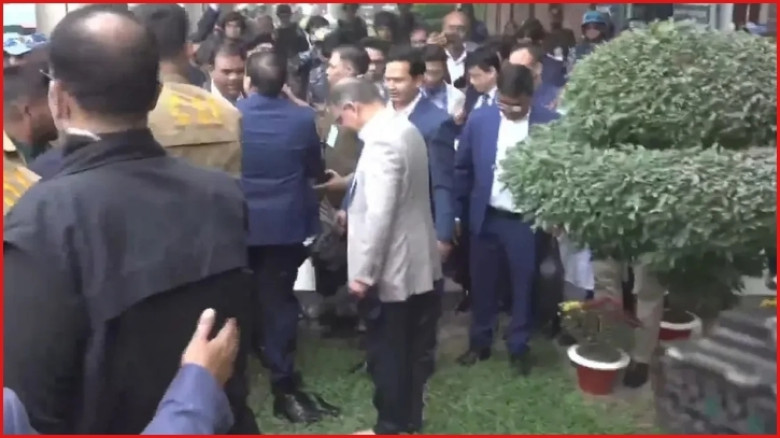 বিমানবন্দরে জুতা খুলে মাটি স্পর্শ করলেন তারেক রহমান
