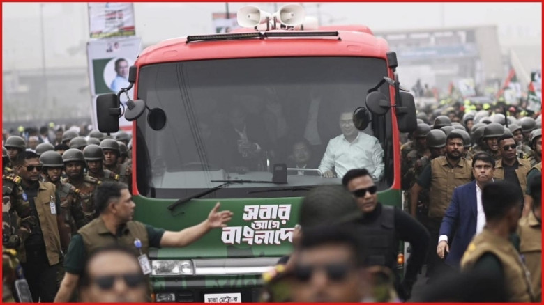 জনস্রোতের মাঝে এগিয়ে চলেছে তারেক রহমানের বাস