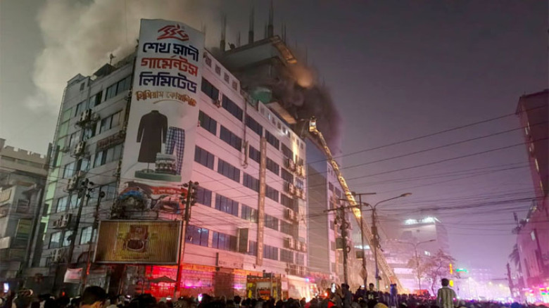 গুলিস্তানে শপিং কমপ্লেক্সের আগুন দেড় ঘণ্টা পর নিয়ন্ত্রণে