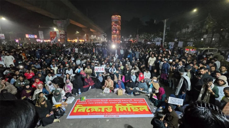 কনকনে শীত উপেক্ষা করে মধ্যরাতেও ছাত্র-জনতার স্লোগানে প্রকম্পিত শাহবাগ