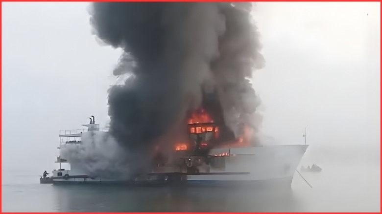 সেন্ট মার্টিনগামী পর্যটকবাহী জাহাজে ভয়াবহ আগুন