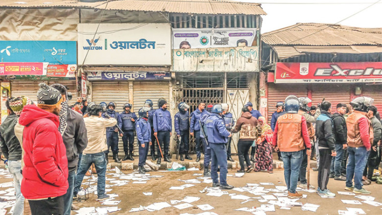 ভোলায় পার্থের বিজেপি কার্যালয়ে হামলা ও ভাঙচুর করেছে বিএনপির নেতা-কর্মীরা