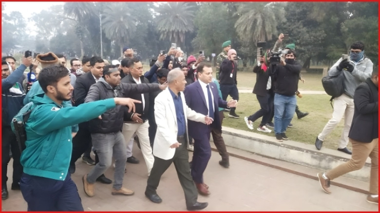 জিয়া উদ্যান পরিদর্শন করলেন স্বরাষ্ট্র উপদেষ্টা
