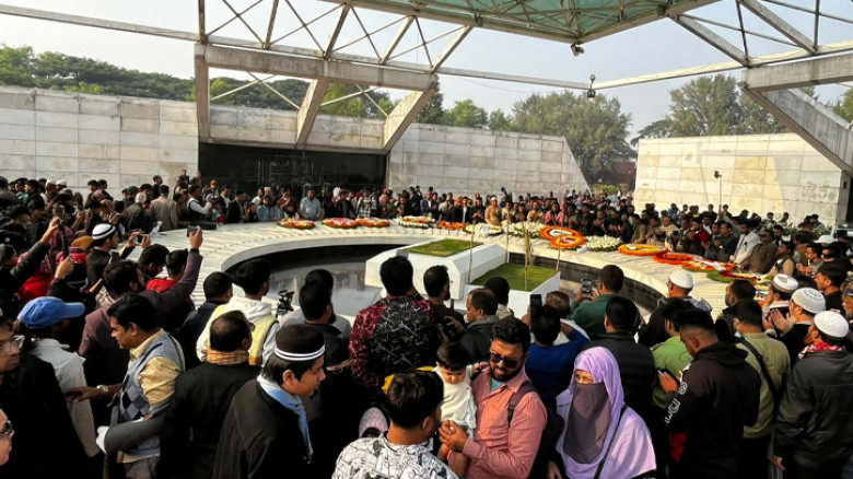 শ্রদ্ধায় ভাসছে খালেদা জিয়ার সমাধি
