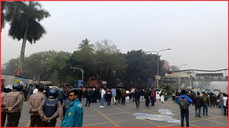 ফার্মগেটে শিক্ষার্থীদের সড়ক অবরোধ, ভোগান্তিতে যাত্রীরা