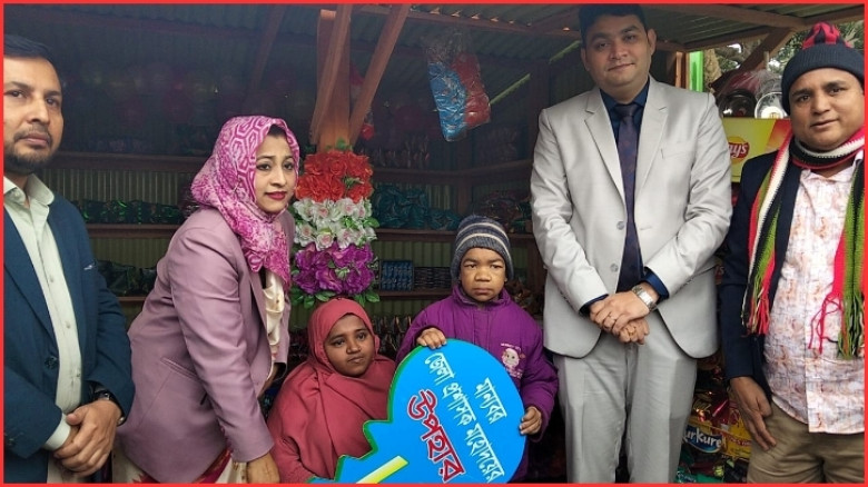 স্বাবলম্বী করতে খর্বকৃতি ফরহাদকে দোকান উপহার দিলেন জেলা প্রশাসক