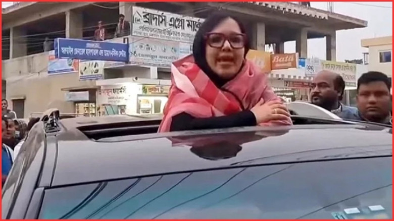 মঞ্চ ভাঙচুরের অভিযোগ রুমিন ফারহানার, গাড়ির ওপর দাঁড়িয়েই করলেন পথসভা