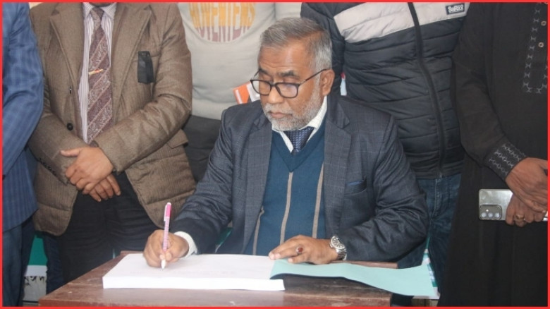 বেগম খালেদা জিয়ার মৃত্যুতে ইবিতে শোক বইয়ে উপাচার্যের স্বাক্ষর
