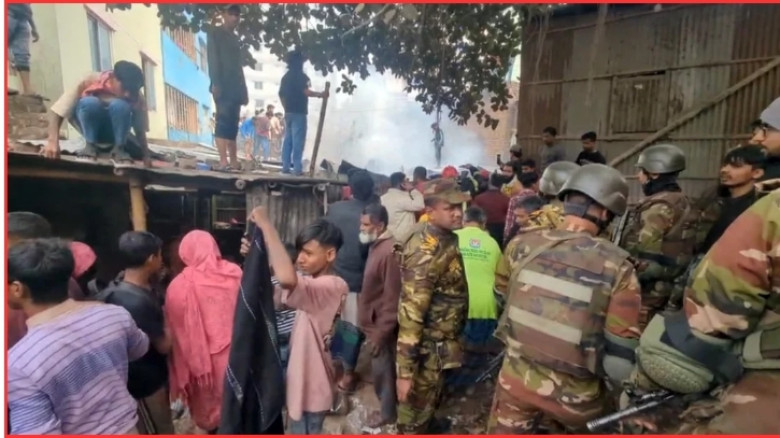 মোহাম্মদপুরে বস্তিতে আগুন