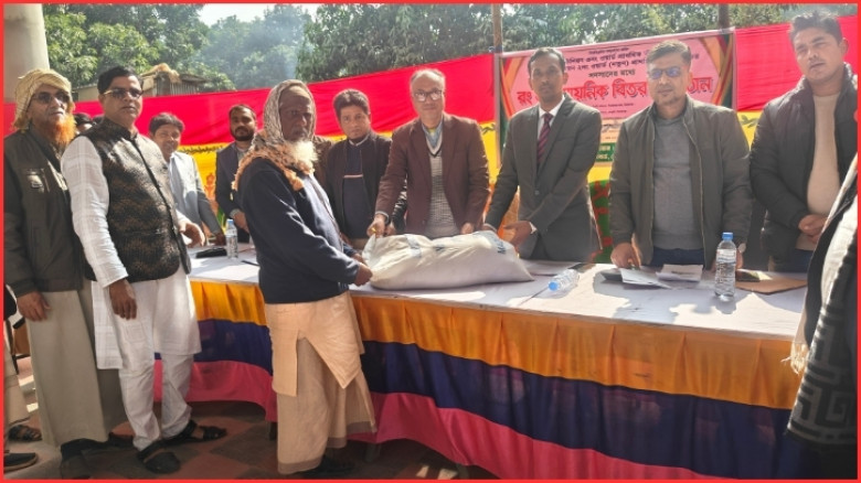সিরাজগঞ্জে তাঁতিদের মাঝে বিনা শুল্কে রং ও রাসায়নিক কেমিক্যাল বিতরণ