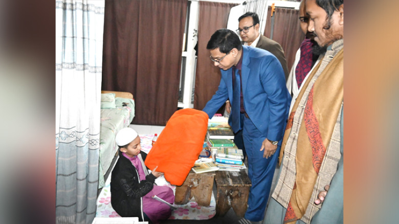 তিনটি এতিমখানা-মাদরাসায় নারায়ণগঞ্জের ডিসির কম্বল বিতরণ