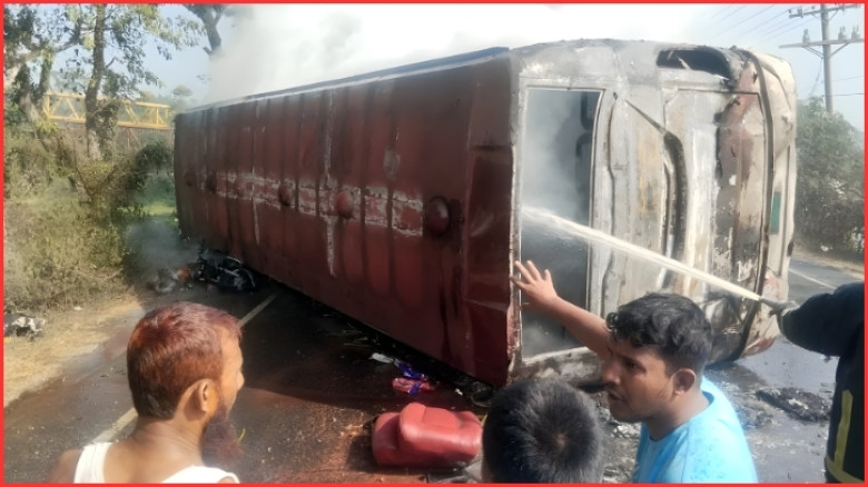 কুমিল্লায় বাস–অটোরিকশা–মোটরসাইকেল সংঘর্ষে বাসে আগুন, নিহত ৪