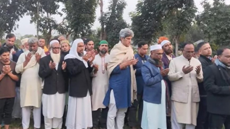 বাবার মৃত্যুবার্ষিকীতে কবর জিয়ারত করলেন জোনায়েদ সাকী