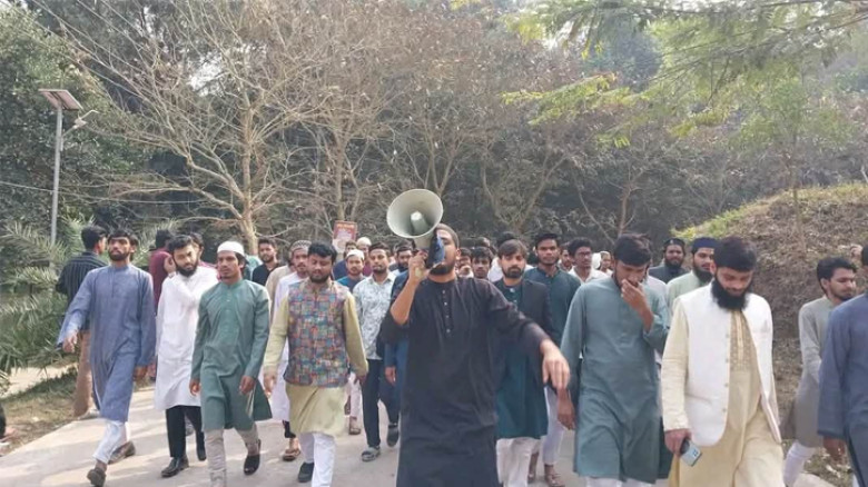 কুবিতে হাদি হত্যার বিচারের দাবিতে বিক্ষোভ