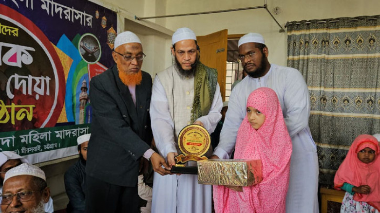 মাত্র ৫ মাস ১১ দিনে পবিত্র কোরআনের ৩০ পারা মুখস্থ করেছে ৯ বছর বয়সী নুসরাত জাহান ইভা