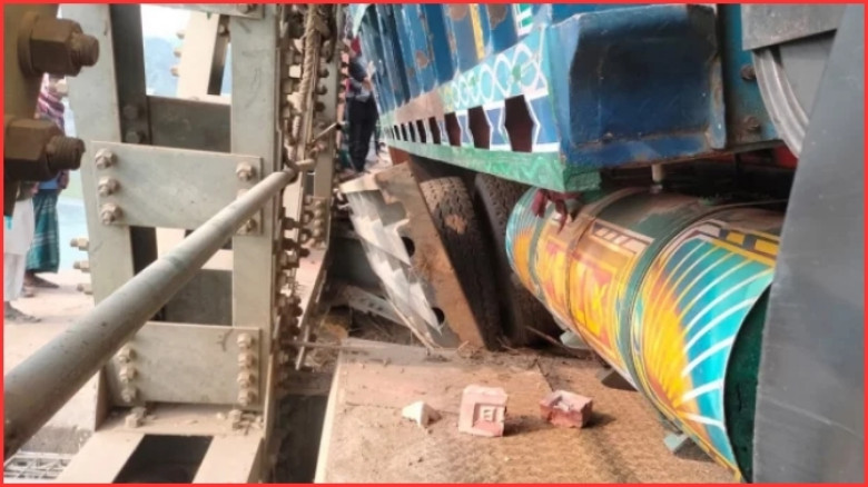 ১০ টন সেতুতে ৩৯ টনের ট্রাক, ধসে পড়লো সেতুর পাটাতন