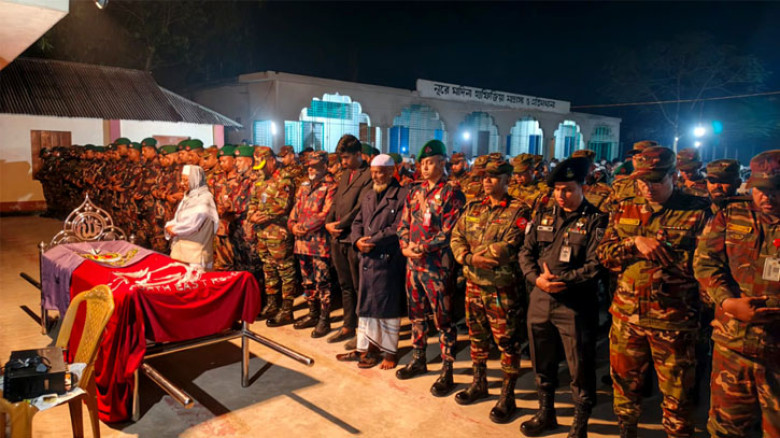 রাষ্ট্রীয় মর্যাদায় কুমিল্লায় নিজ গ্রামে চিরশায়িত হলেন র‍্যাব কর্মকর্তা মোতালেব