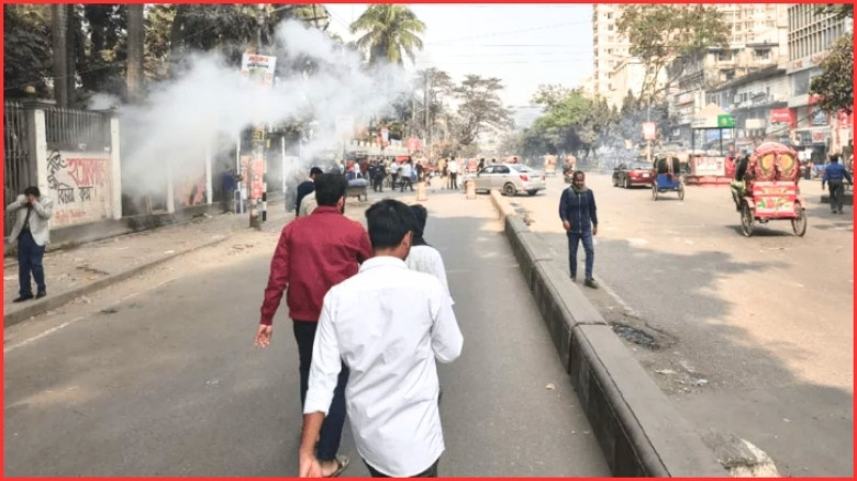 ঢাকা কলেজ–আইডিয়াল কলেজ শিক্ষার্থীদের সংঘর্ষ, পরিস্থিতি নিয়ন্ত্রণে টিয়ারশেল নিক্ষেপ