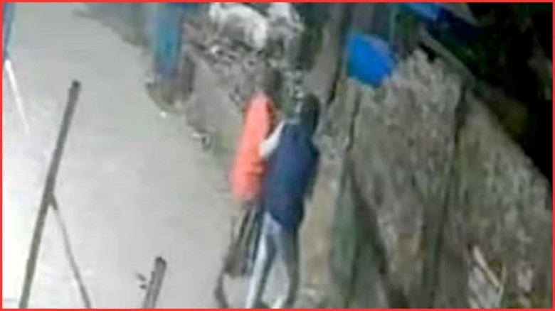 প্রকাশ্যে অটোরিকশা চালককে পিটিয়ে হত্যা, সাহায্যে এগিয়ে আসেনি পথচারীরা