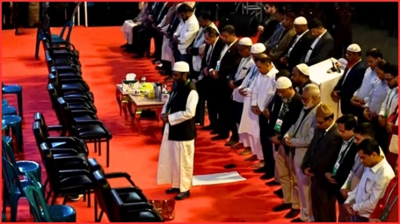 সমাবেশ মঞ্চেই নামাজ আদায় করলেন তারেক রহমান