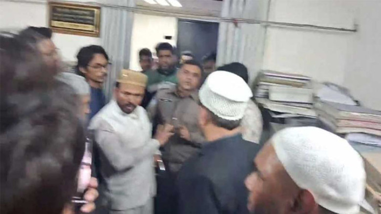 প্রার্থীর ওপর হামলা চেষ্টা চকবাজার থানায় জামায়াত, পুলিশ বলছে বিষয়টি ‘অন্যরকম’