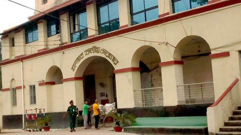 প্যারোলে মুক্তি মেলেনি ছাত্রলীগ নেতার, কারাফটকে দেখলেন মৃত স্ত্রী-সন্তানের মুখ